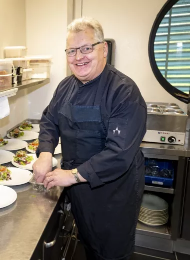 Jaap aan het werk als kok, via omscholing op latere leeftijd