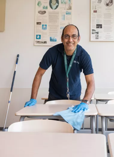 Portret van John Chatterdas, hij was succesvol in nieuw werk vinden vanuit de ww