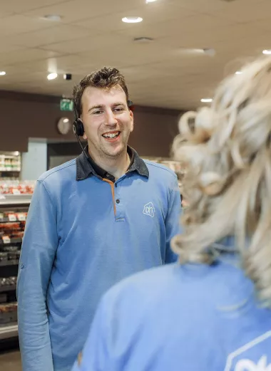 Portret van Simeon, hij werkt met een Wajong-uitkering in de Albert Heijn