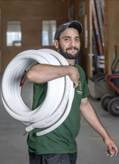 Abdel Munir aan het werk na scholing voor installatietechniek