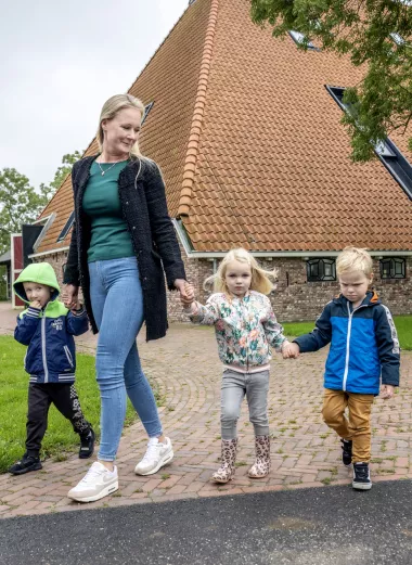 Samantha aan het werk met kinderen