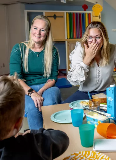 Beeld van Suzanne bij Sinne Kinderopvang aan het werk