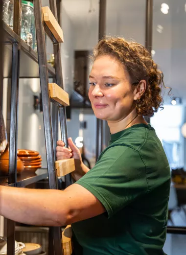 Foto van Linda, aan het werk voor haar bedrijf TIDY