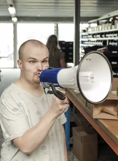 Foto van Luuk met de megafoon voor de pauze.