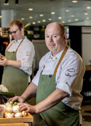 Portret van Ron de Jong, chef-kok bij Eurest Catering voor Schiphol Group