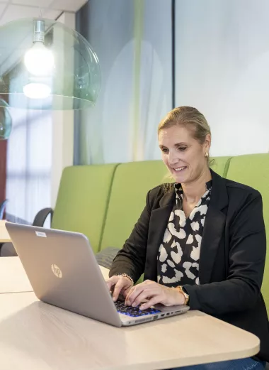 Portret van Bianca van Noort, zij vertelt over haar overstap naar werken als secretaresse