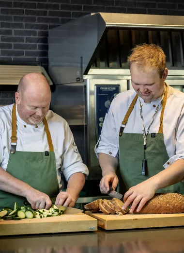 Wesley met de Orcam voorleesbril en werkgever Ron