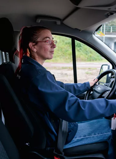 Esther aan het werk als taxichauffeur