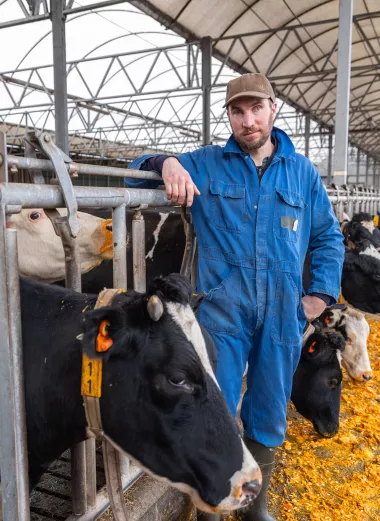 Foto van boer Arjen bij zijn koeien