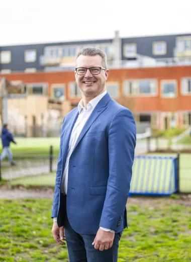 Portret van Jan Boomsma, schoolleider in Drachten, met een medewerker met Long COVID