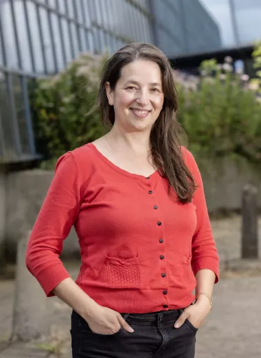 Een foto van Anna buiten met haar handen in haar zakken