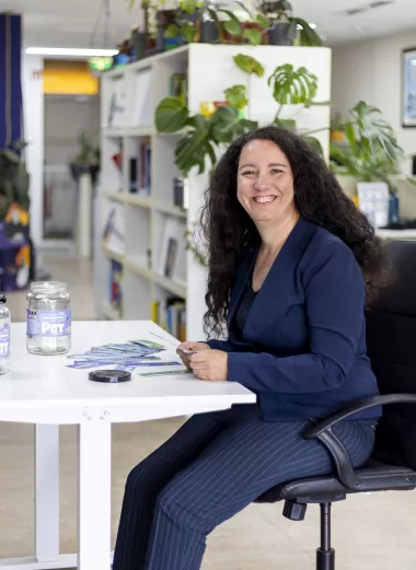 Een foto van Nadia achter haar bureau 