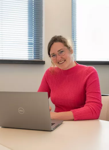 Een foto van Laury achter haar laptop