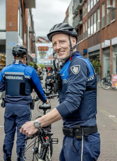 Arjan op straat naast zijn boa fiets 