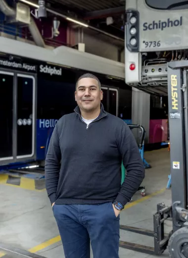 Portret van Dave van Amsterdam op zijn werkplek bij Connexion Schiphol