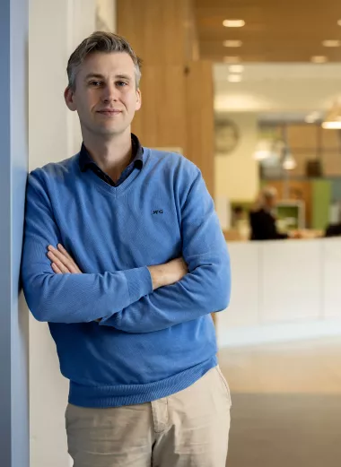 Kevin leunend tegen een muur