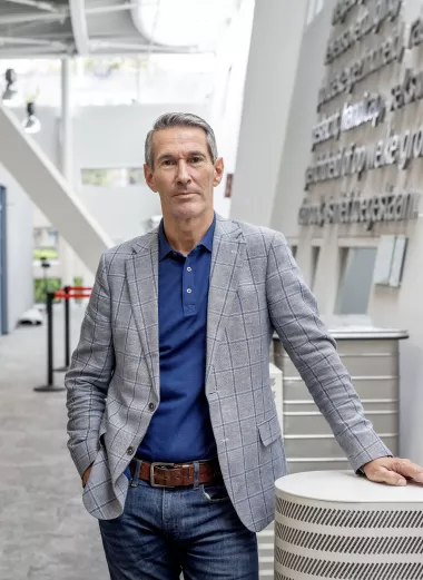 Foto van Werkgever Kees in het gemeentehuis van Alphen aan de Rijn