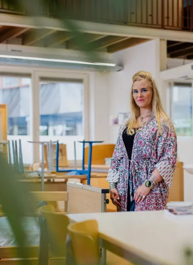 Portret van Mariska van den Heuvel, aan het werk op school
