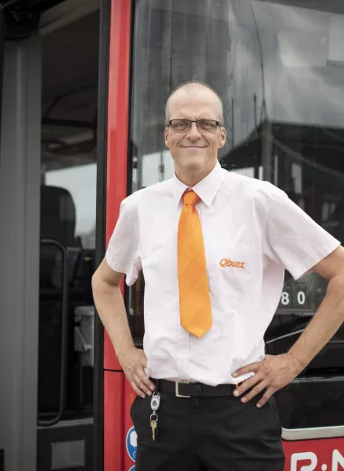 Portret van Peter den Boer aan het werk als buschauffeur