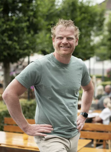 Eigenaar Jeroen op het terras van zijn café Centraal Baarlo