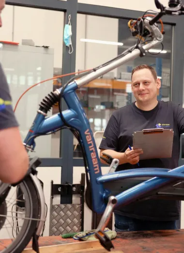 Portret van Dirk Steenbergen aan het werk in een werkplaats