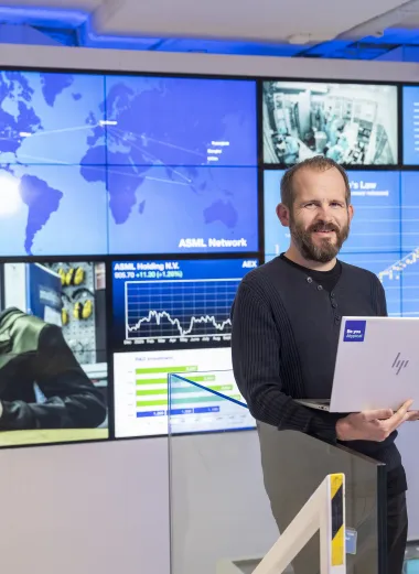 Portret van Arnout Nederpelt met computer in handen