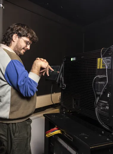 Portret van Frank. Hij bedient het systeem om een film te starten.