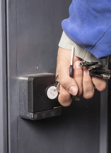 Portret van Frank. Hij opent een deur met de nieuwe druppelsleutel.