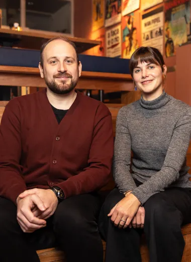 Portret van Daniele Zamboni en Jeanine Groot. Ze zitten op een trap.