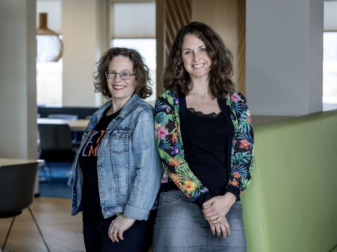 Portret van Daniëlle Hoogesteger en Ayra van den Berg, zij vertellen over de voordelen van werken via een uitzendbureau