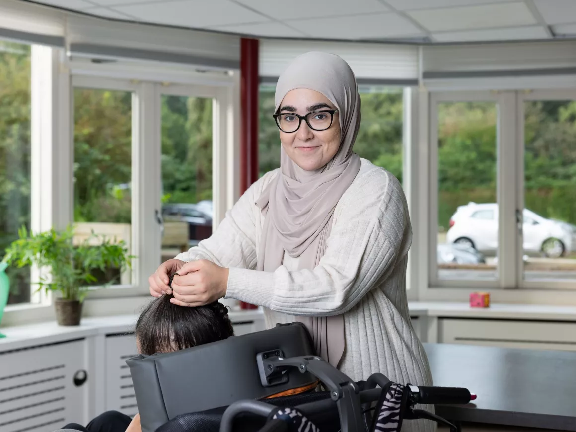 Portret van Nesrine, ze vertelt over haar leerwerktraject in de gehandicaptenzorg