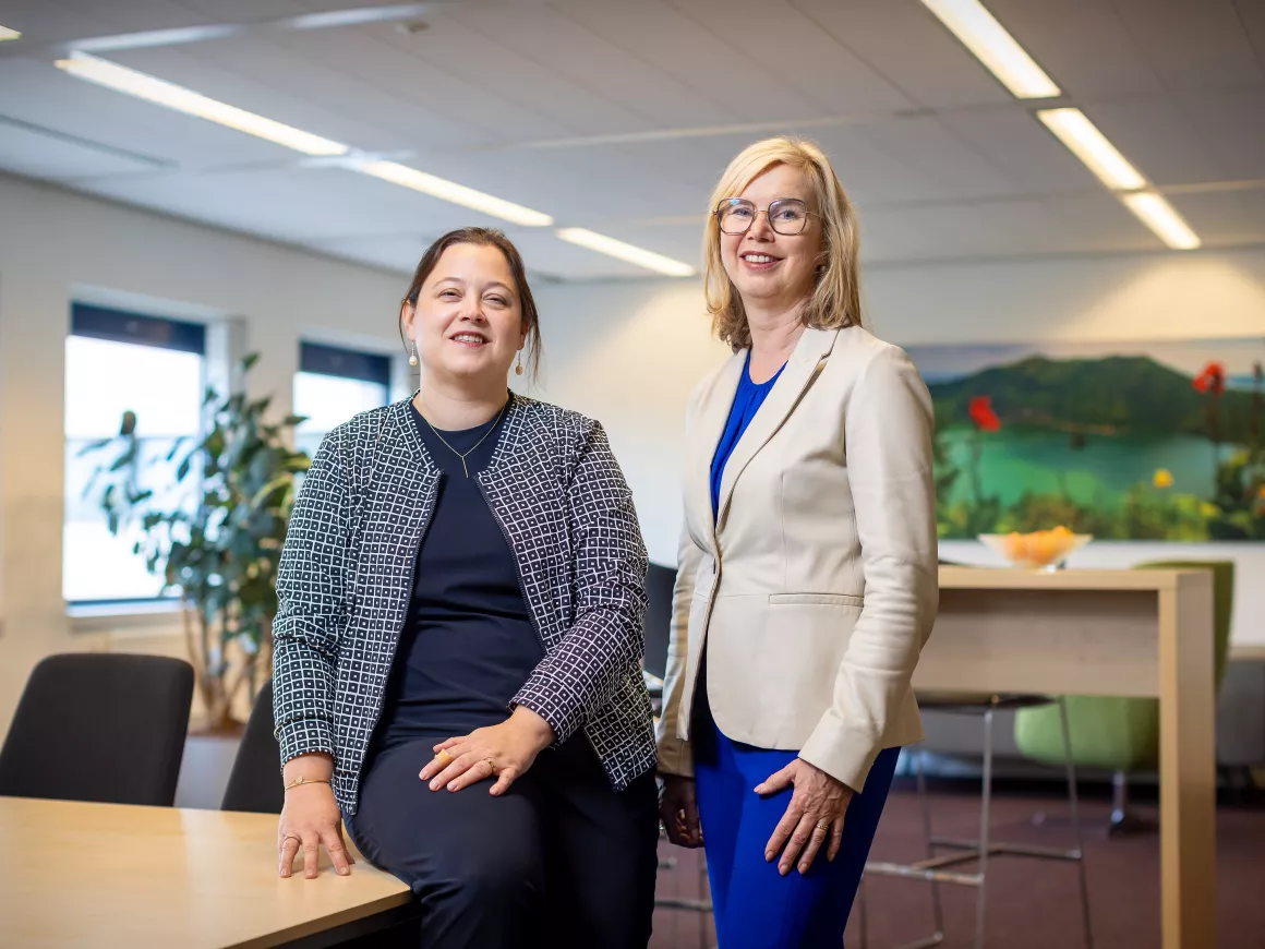 Marjon van Delft en Monique Snijders praten in een kantoor over generatiemanagement