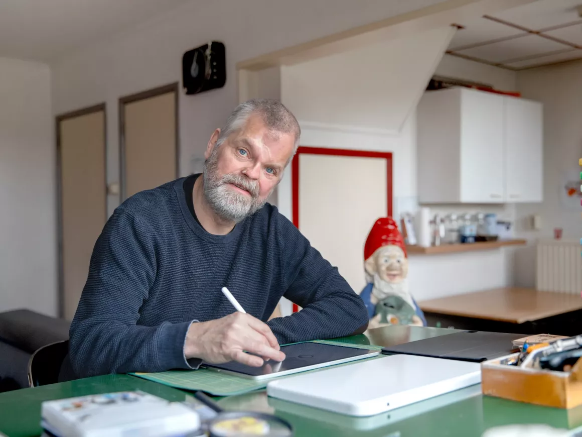 Portret Arjen Frijlink, grafisch vormgever. Hij ontwerpt op zijn tablet.