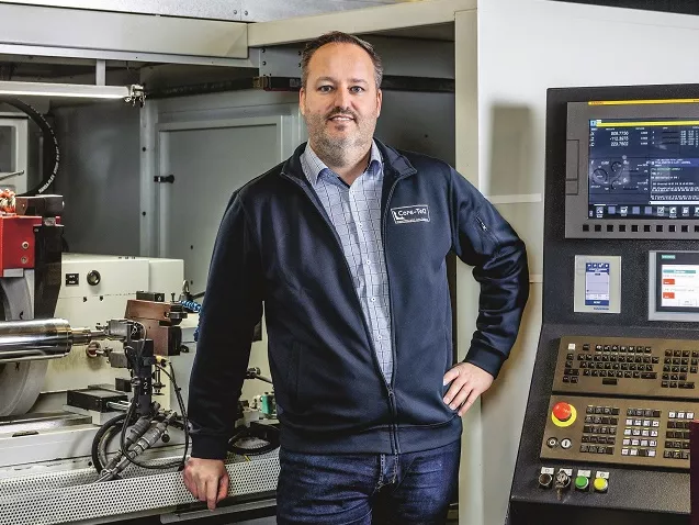 Mark Jaski, vestigingsmanager van Core-Teq, staat in zijn fabriekshal voor allerlei machines