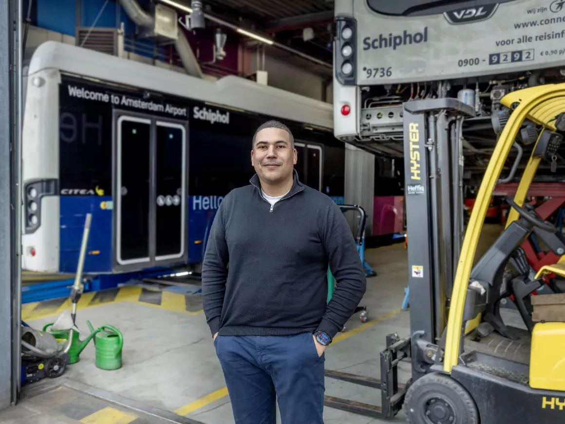 Portret van Dave van Amsterdam op zijn werkplek bij Connexion Schiphol