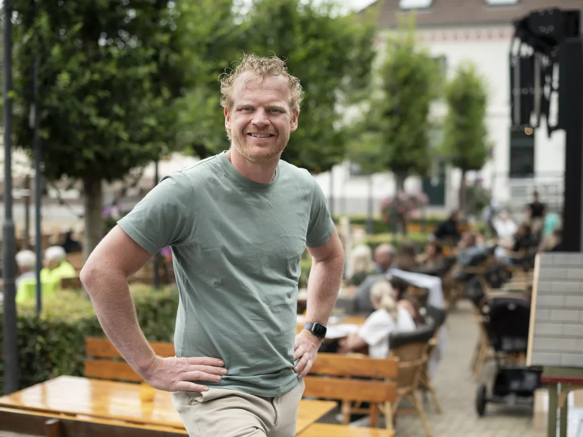 Eigenaar Jeroen op het terras van zijn café Centraal Baarlo