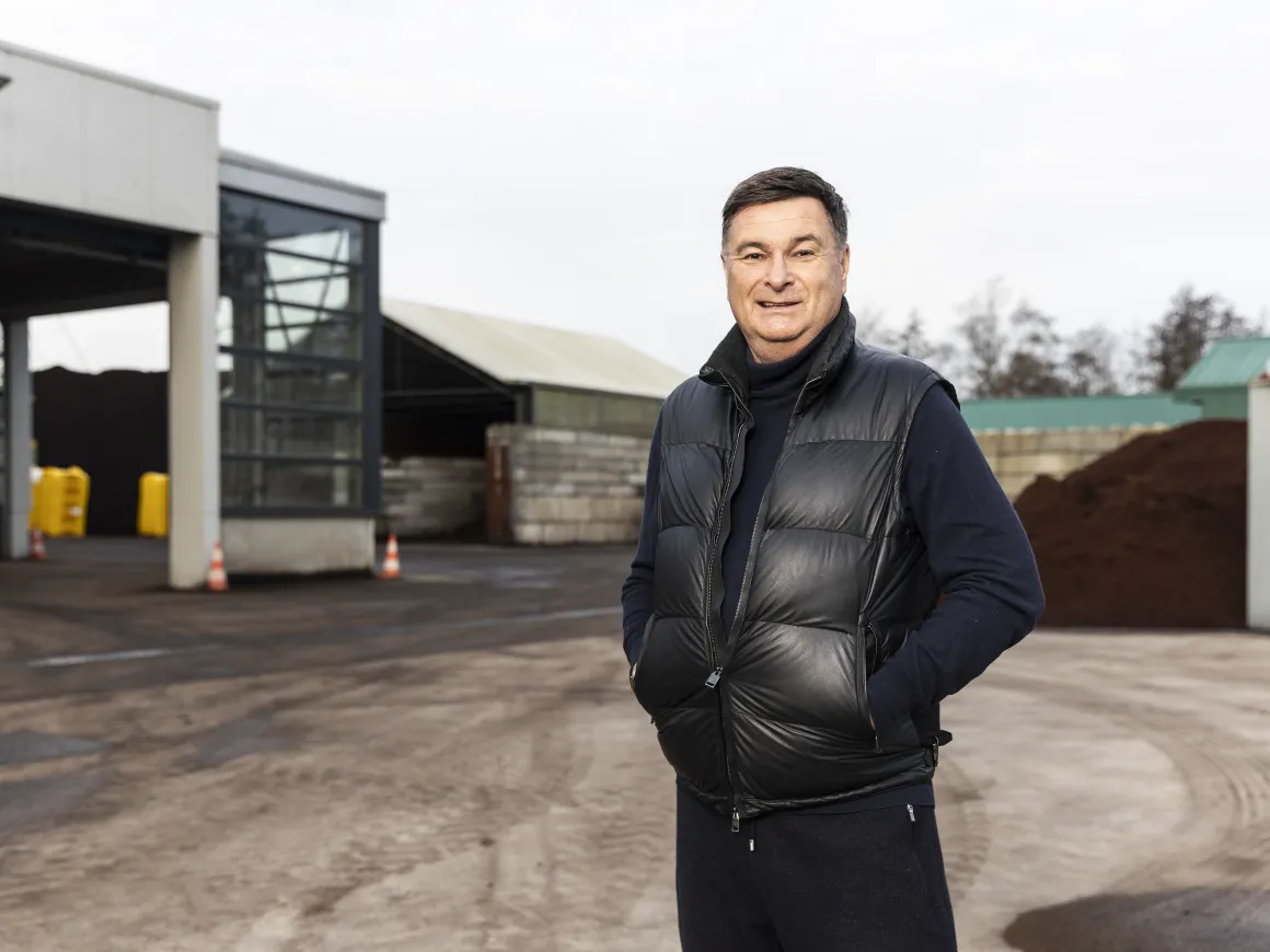 Hendrik Jongkind, directeur van Jongkind, staat op zijn werkterrein met zn handen in de zakken van zijn bodywarmer.